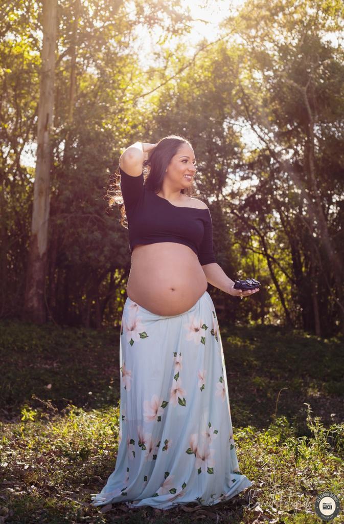 Mãe segura sapatinho do bebê 