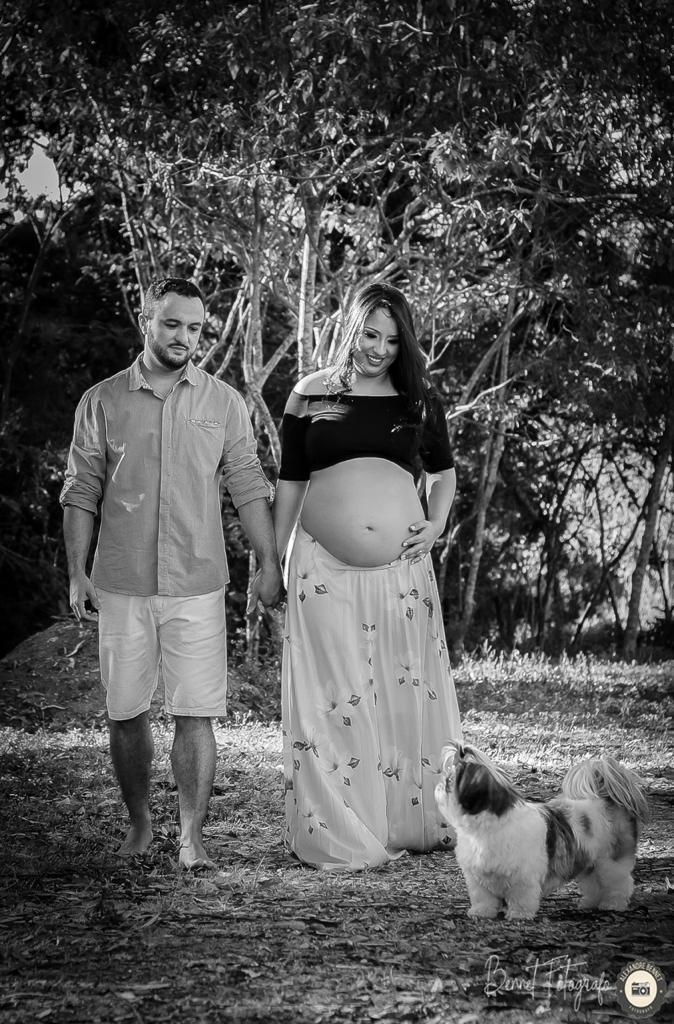 Casal caminha pelo lugar de mãos dadas acompanhados do cachorrinho 