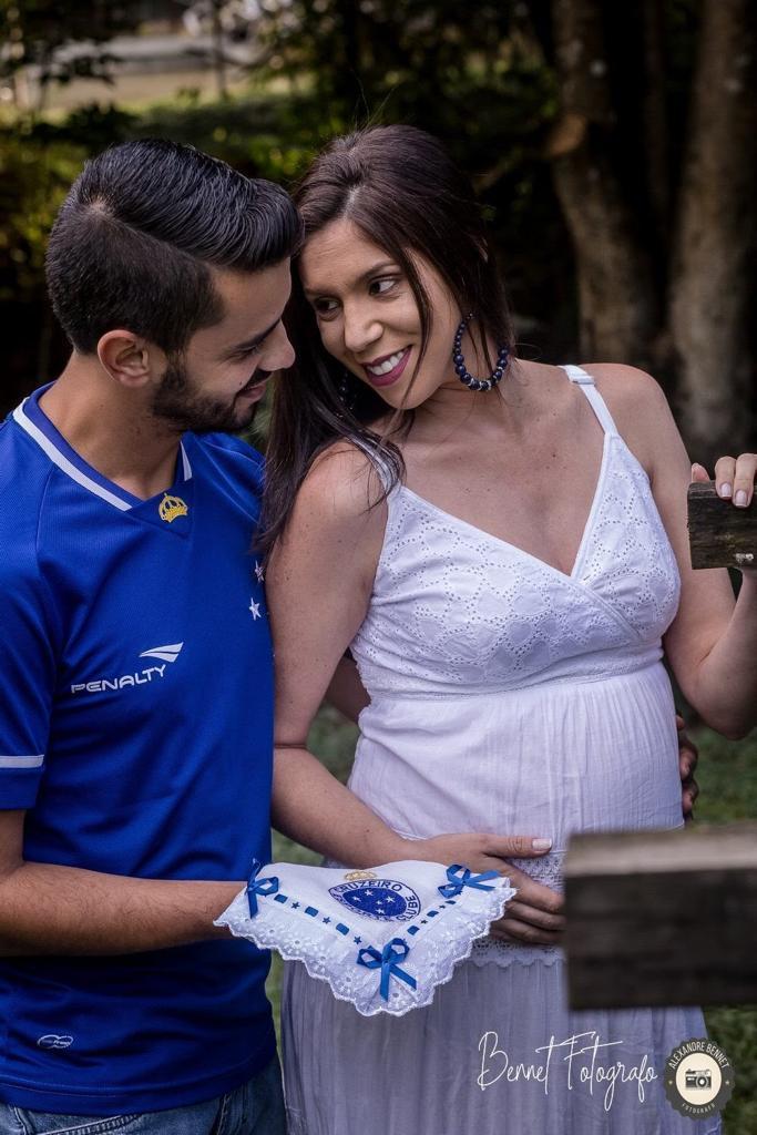 Pais fotografados com toalhinha de time