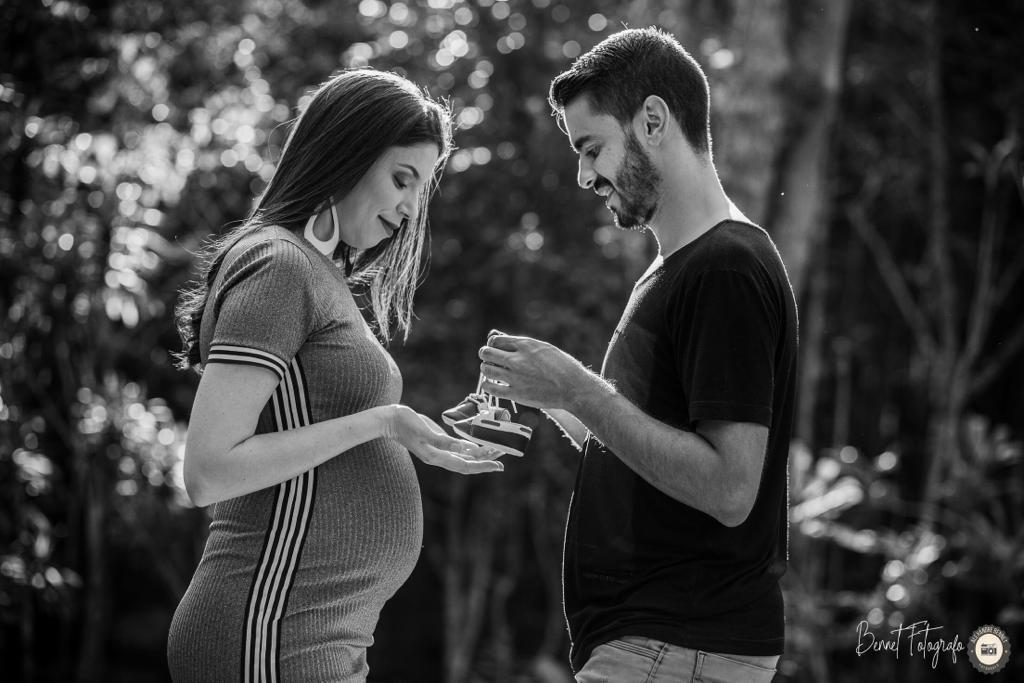 Pais seguram sapatinho do bebê