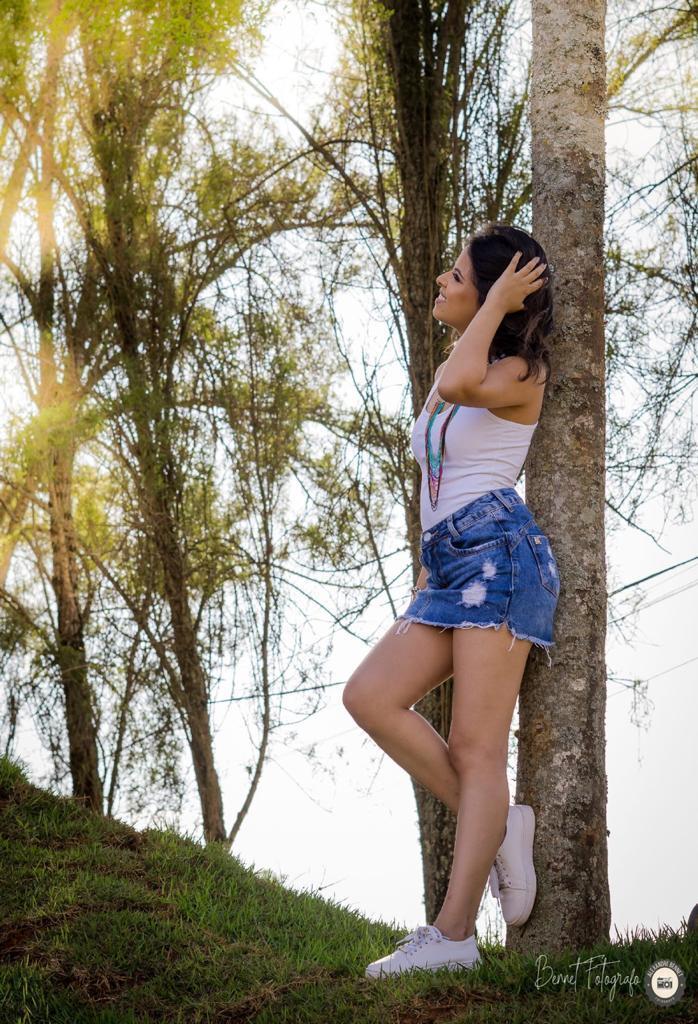 Debutante se encosta na árvore