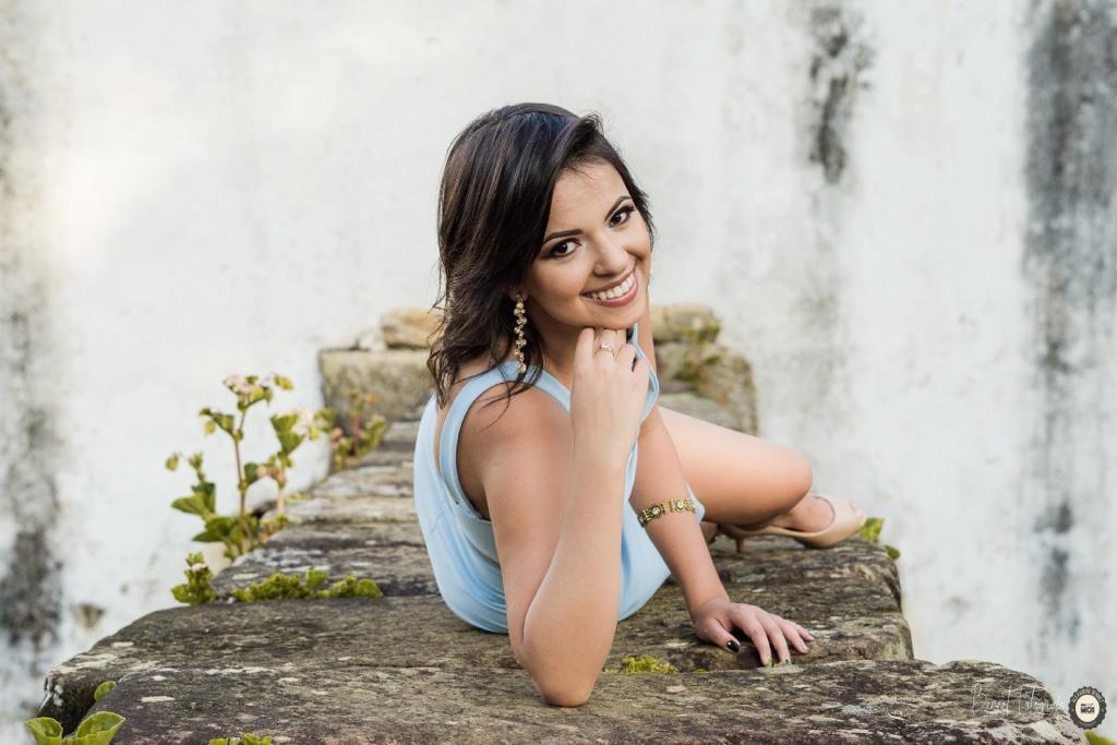 Debutante deita sob ponte de pedras