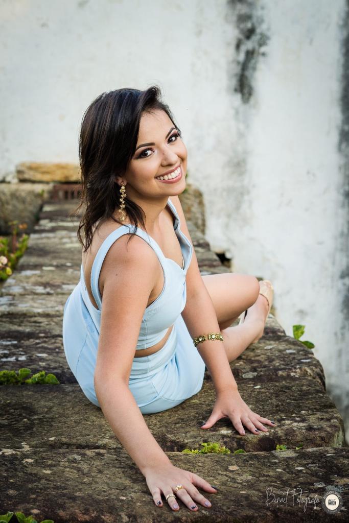 Debutante deita sob ponte de pedras