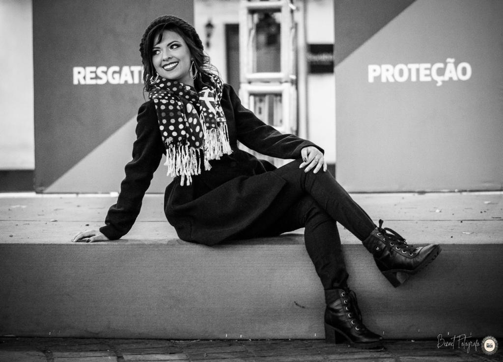 Debutante senta e olha para o lado