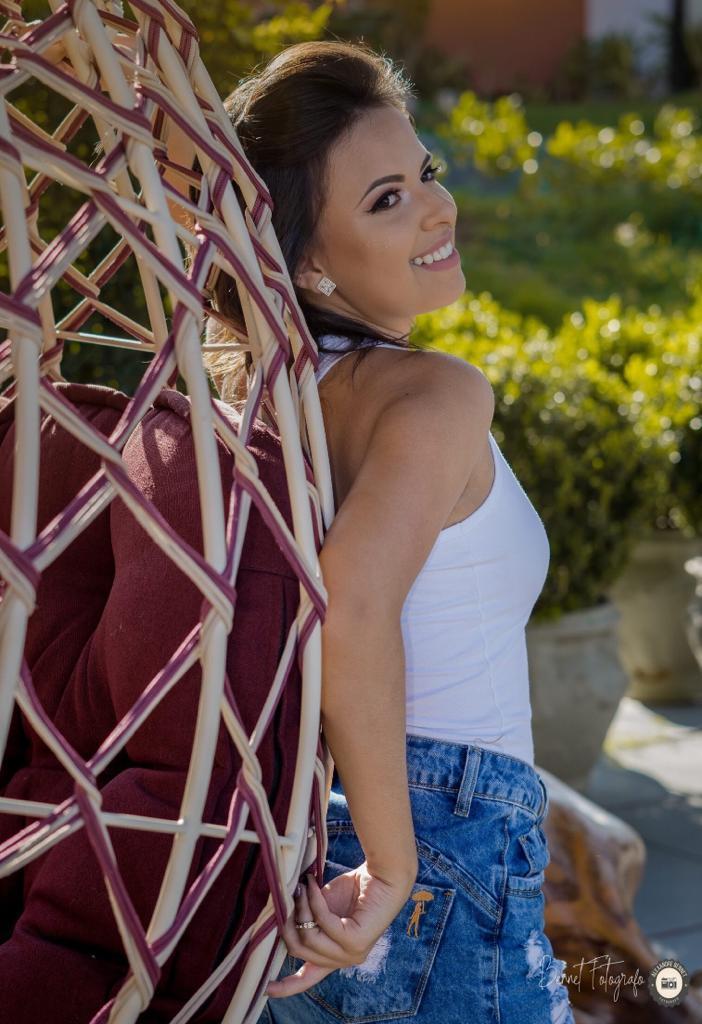 Debutante se encosta em uma gangorra