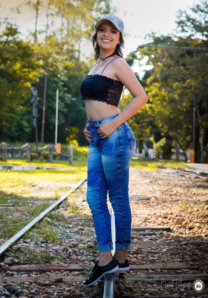 Debutante pousa para foto em trilho de trem