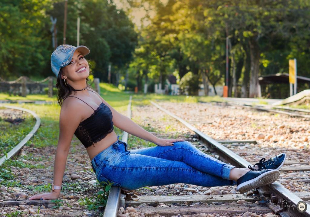 Debutante pousa para foto em trilho de trem