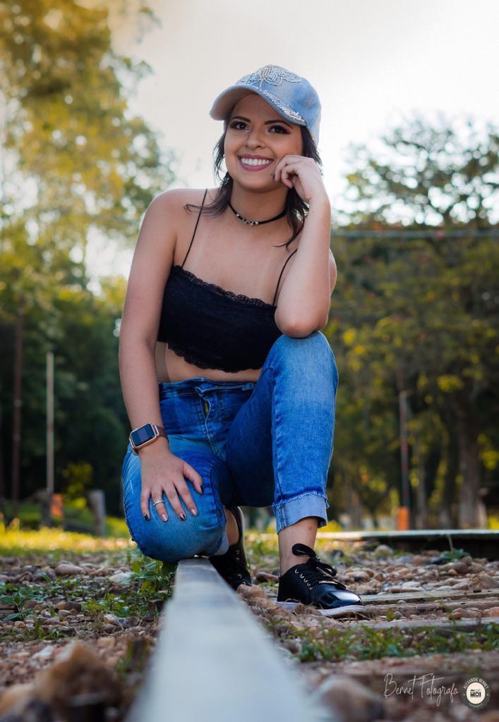 Debutante se agacha e se apoia em seu joelho