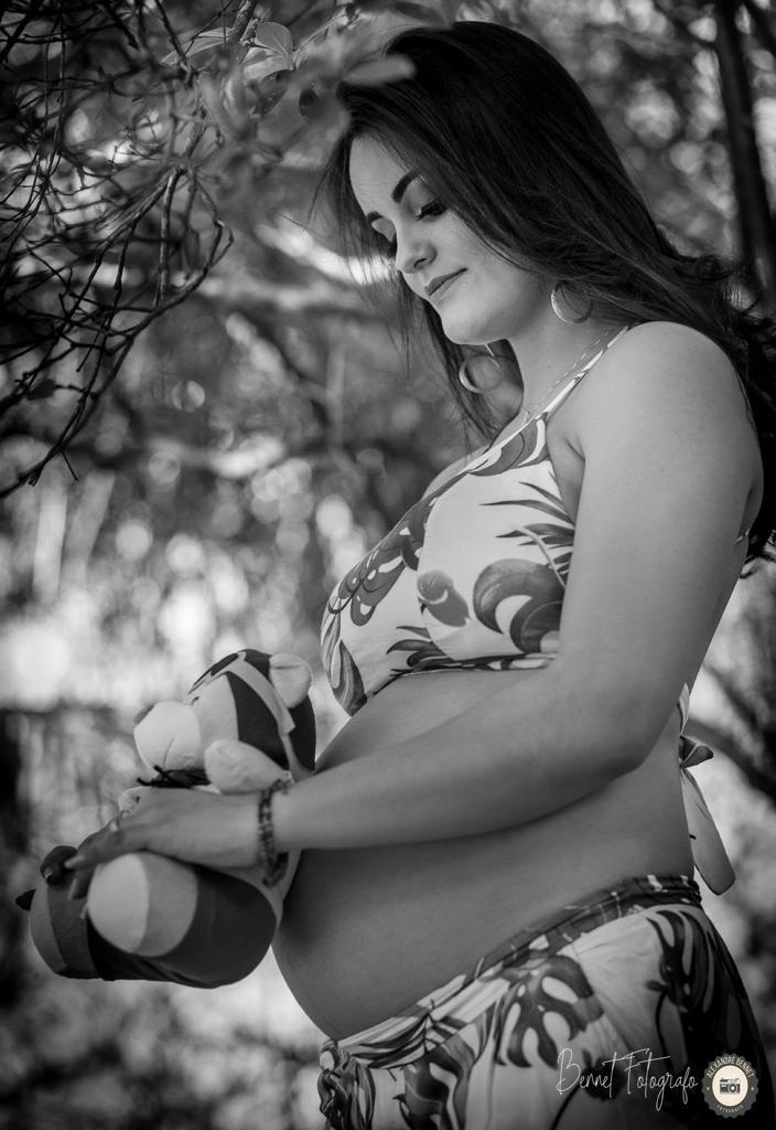 Mãe segura uso de pelúcia em sua barriga