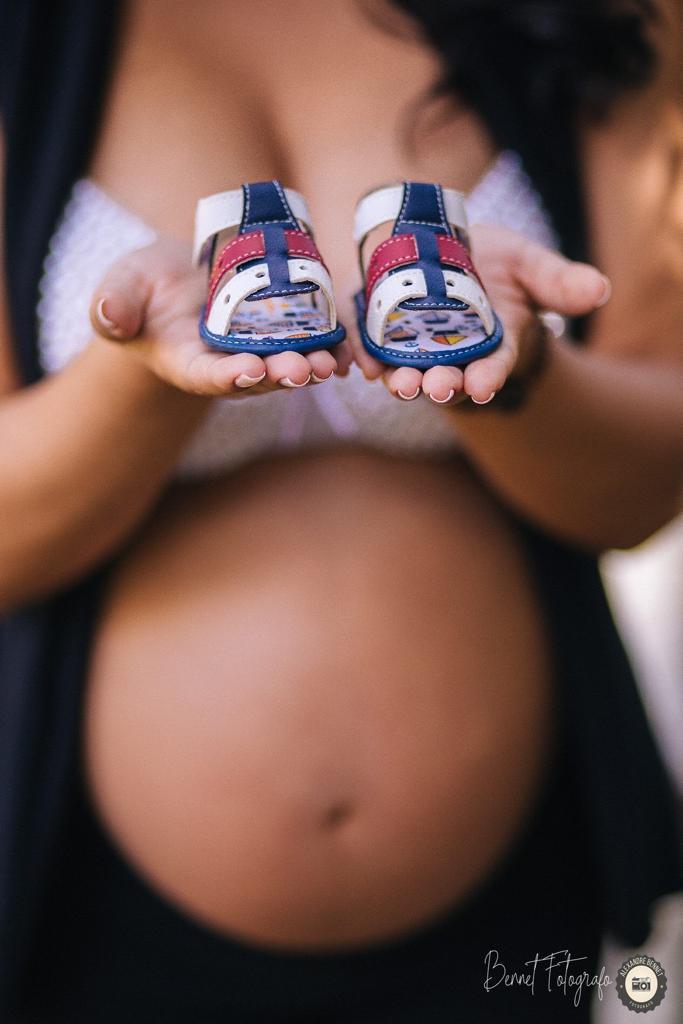 Mãe segura sapatinhos 