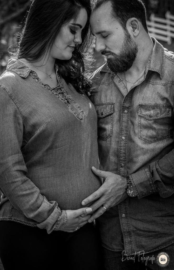 Pai coloca mão n barriga 