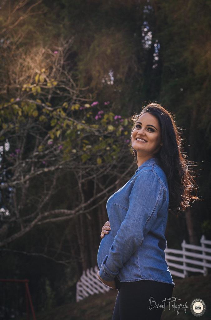 Mãe coloca suas mão na barriga 