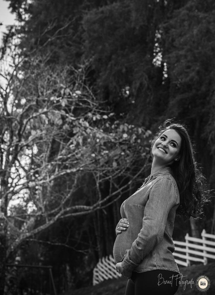 Mãe joga os cabelos para trás