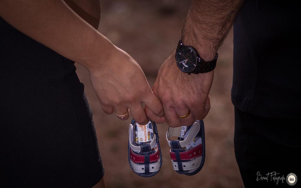 Pais seguram sapatinho do bebê