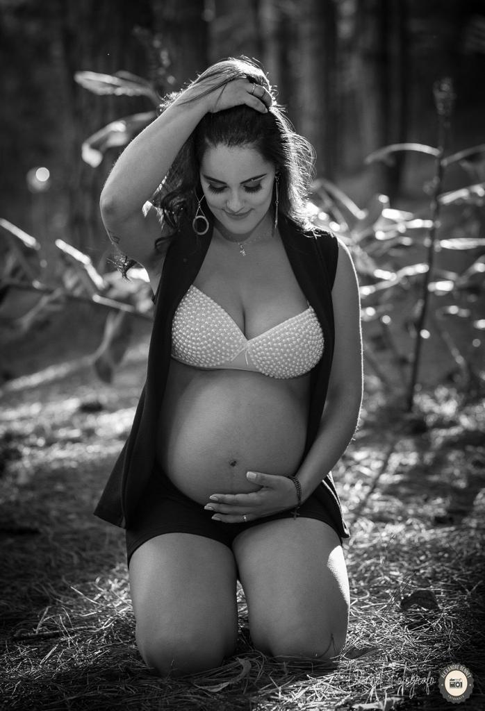 Mãe coloca mão na barriga 