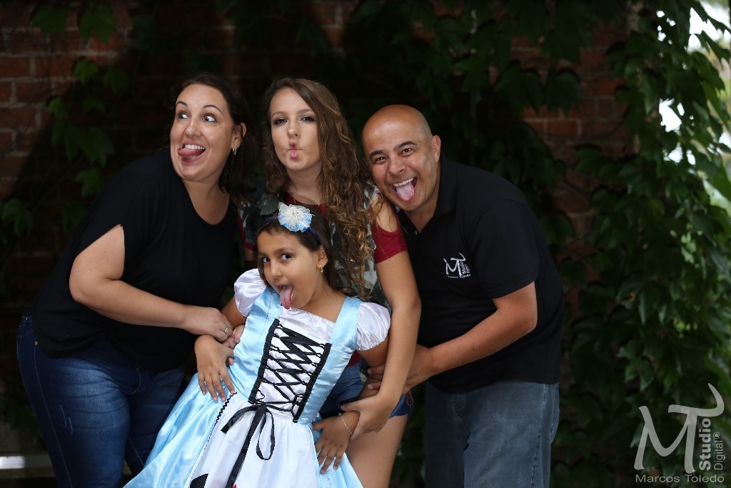 foto zoada de família, papai, mamãe, maninha mais nova e debutante amanda