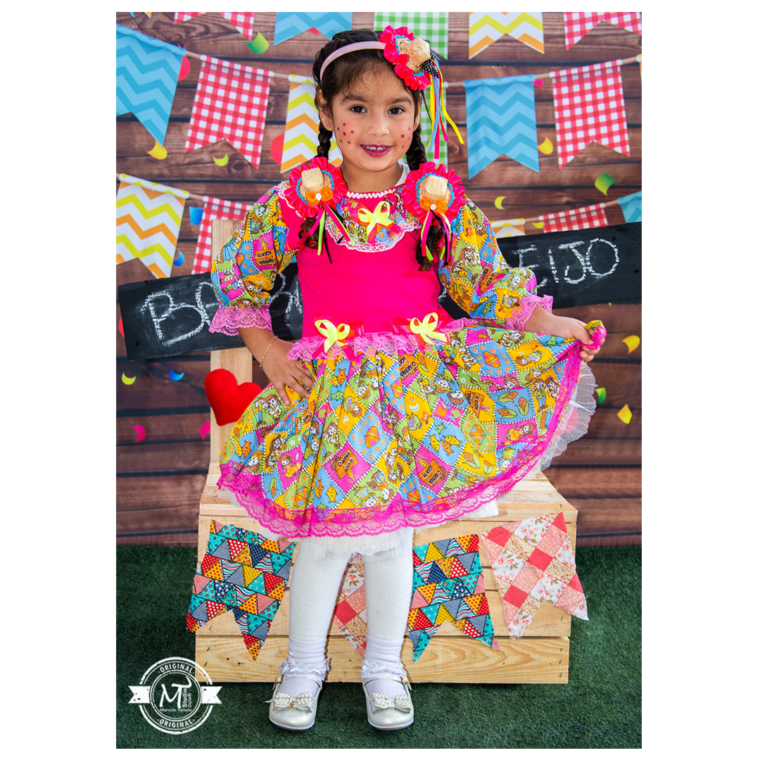 menina-na-barraca-do-beijo-vestimenta-caipirinha-fundo-bandeirolas-e-coração-vermelho-omeufotografo-fotografia-de-familia-alvorada-marcos-toledo-festa-junina-acompanhamento-infantil-newborn-15-anos-escolinha-infantil-pingo-de-gente