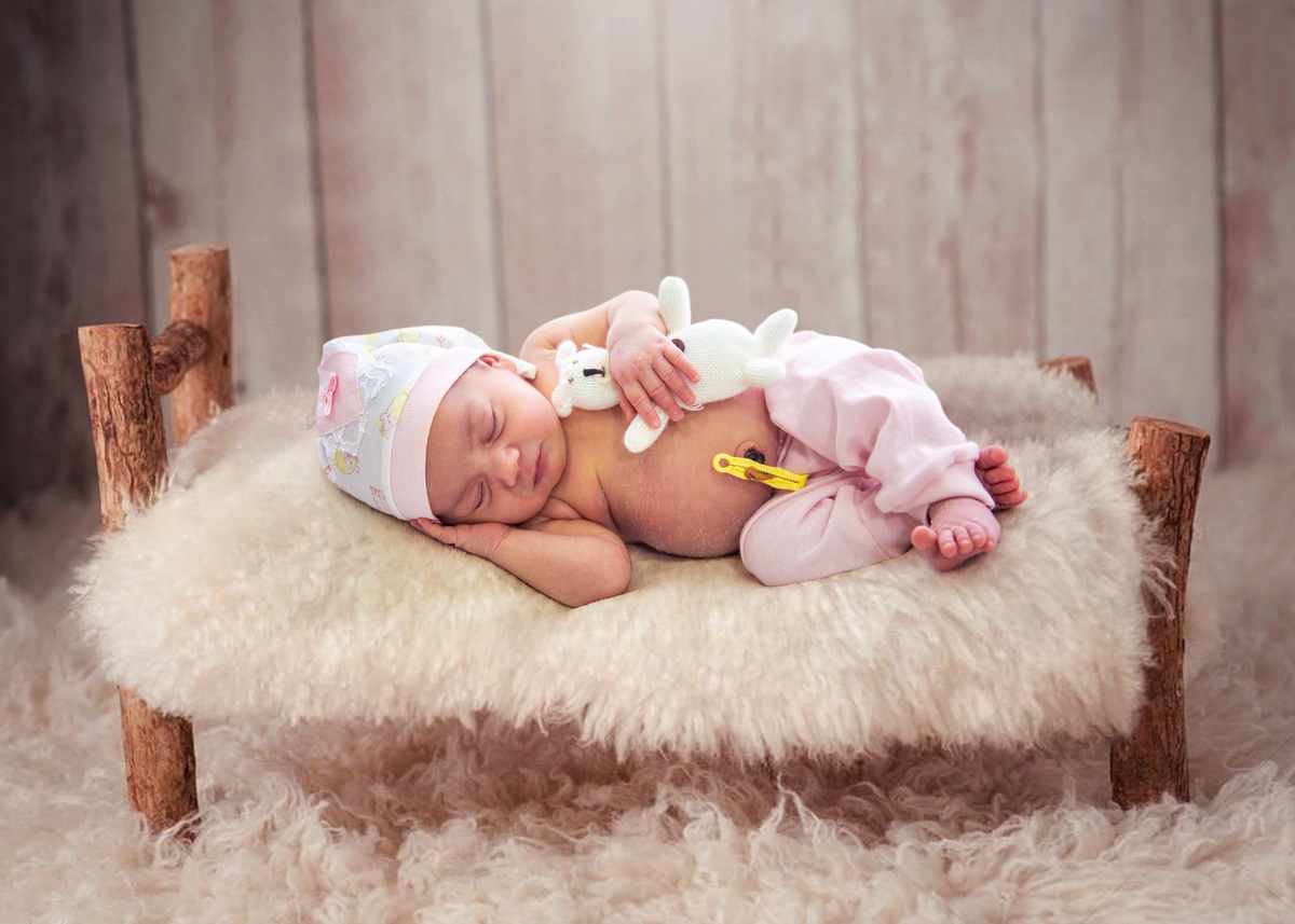 newborn-7-dias-deitada-com-ursinho branco-e-touquinha-combinando-com-o-pijaminha-deitada-na-caminha-de-madeira-bruta-fotografo-marcos-toledo-acompanhamento-infantil-alvorada-omeufotografo.com.br