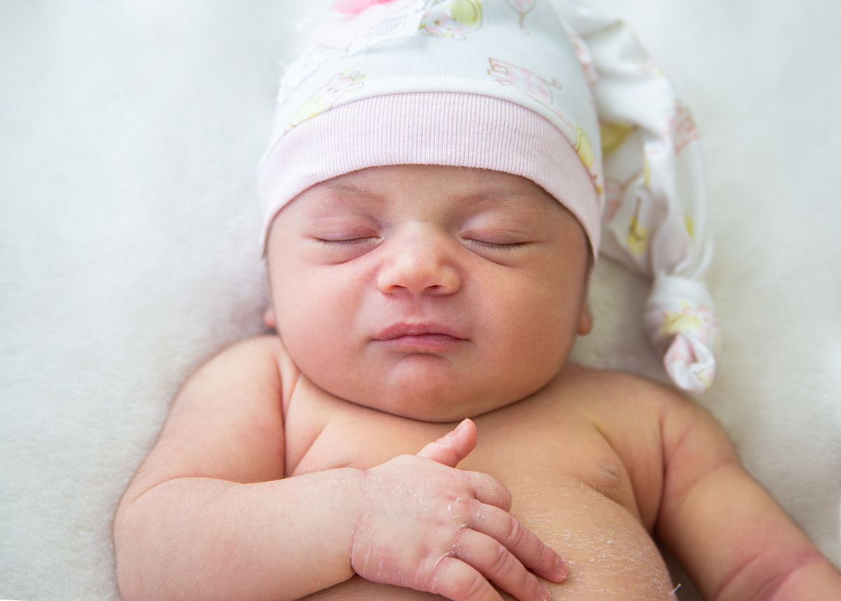 newborn-7-dias-deitada-com-a-mao-no-peito-fotografo-marcos-toledo-acompanhamento-infantil-alvorada-omeufotografo.com.br