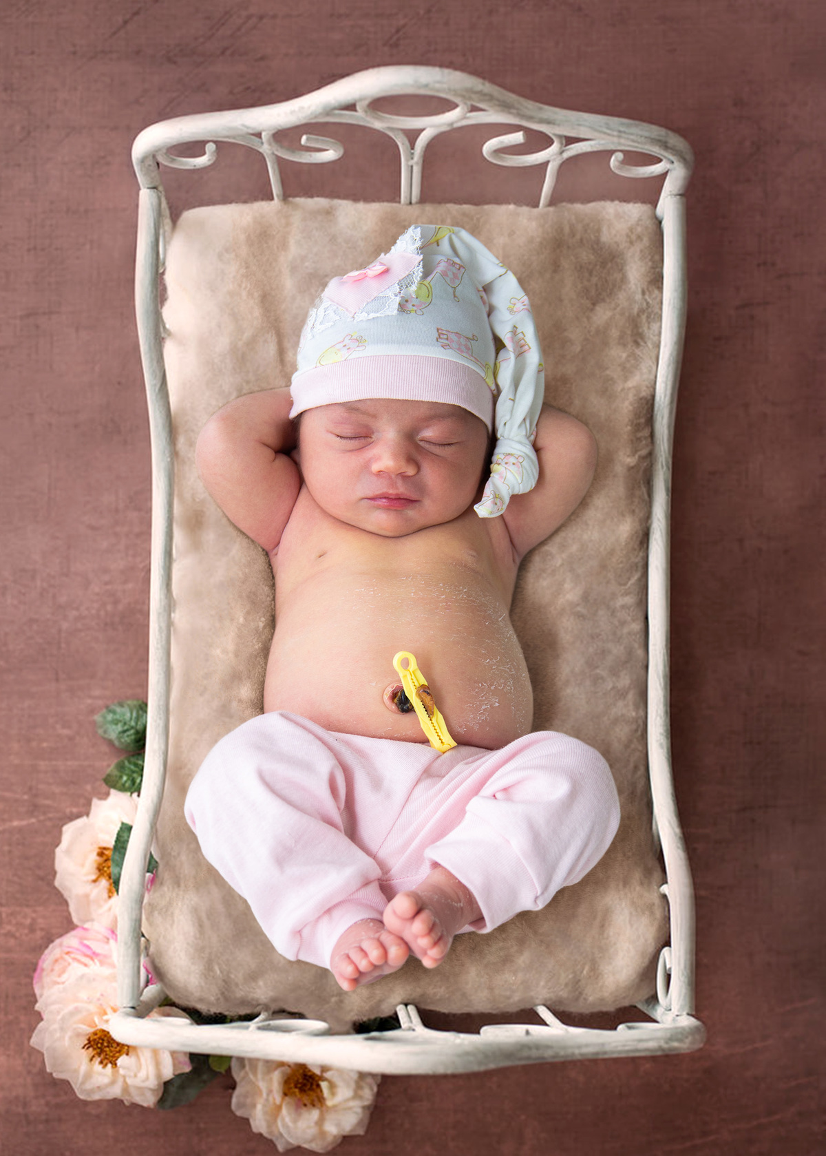 newborn-7-dias-deitada-com-touquinha-combinando-com-o-pijaminha-deitada-na-caminha-fotografo-marcos-toledo-acompanhamento-infantil-alvorada-omeufotografo.com.br