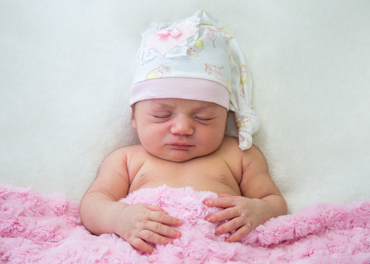 newborn-7-dias-deitada-com-a-mao-no-peito-fotografo-marcos-toledo-acompanhamento-infantil-alvorada-omeufotografo.com.br