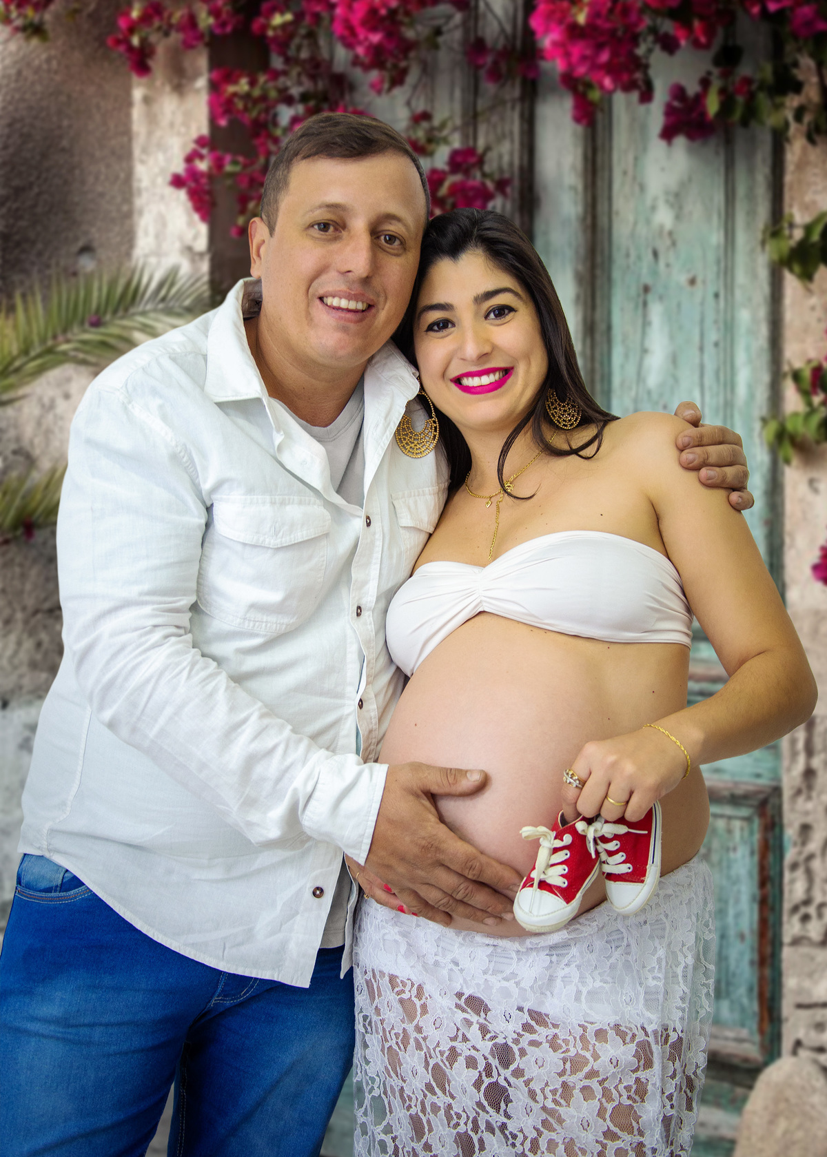 fotografo marcos toledo de alvorada registra momento mamae  papai com sapatinho vermelho do bebe