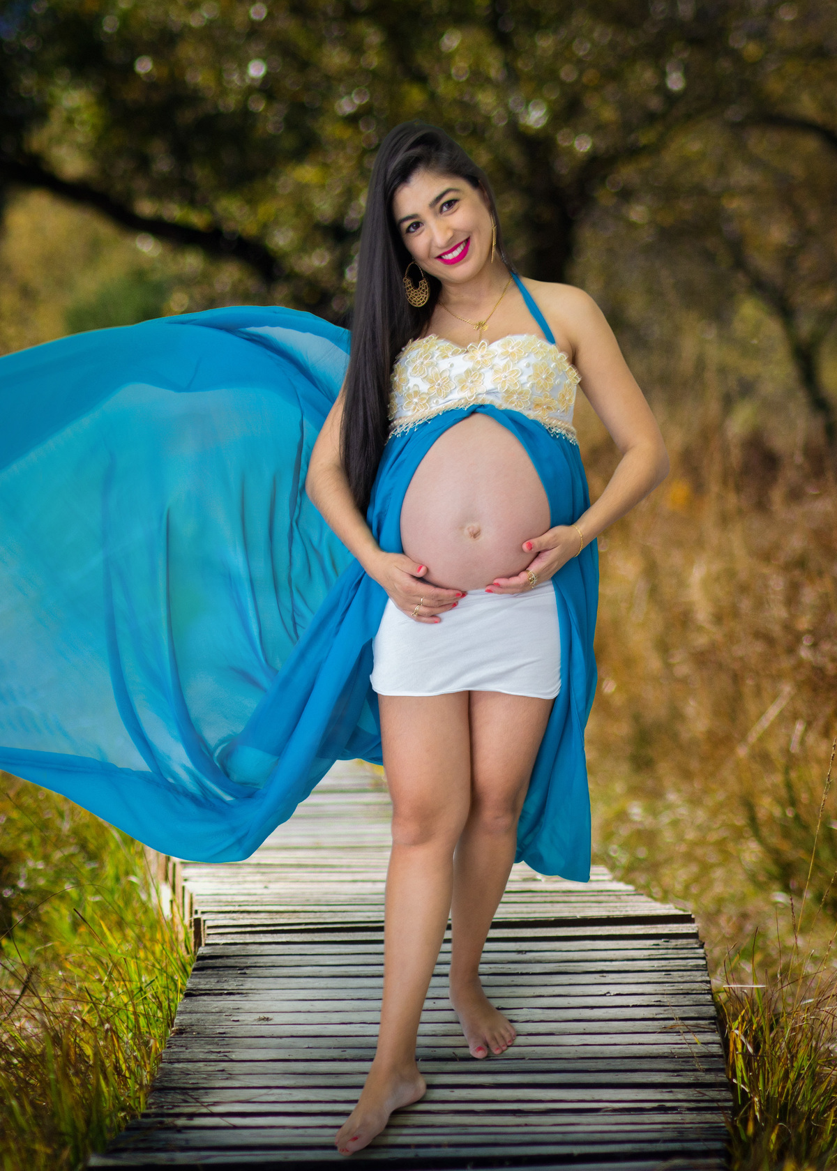 book gestante com vestido esvoaçante azul, foto no studio marcos toledo