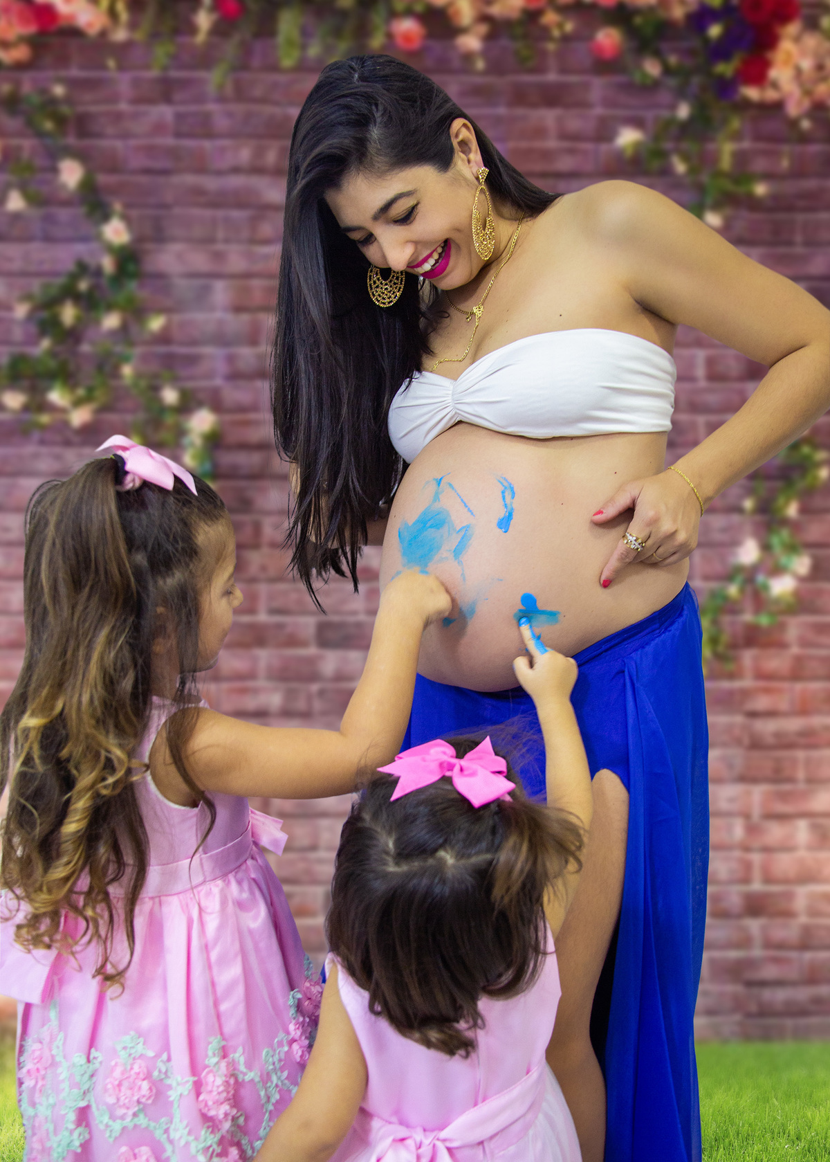 book de gestante com a mamãe sendo pintada pelas maninhas na cor azul