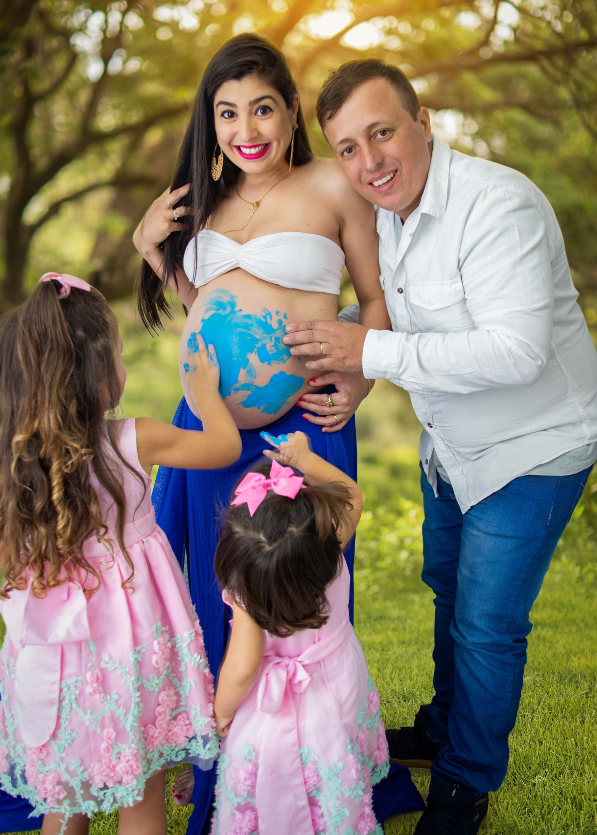 foto de familia completa, duas maninhas e o papai pintando a barriga da mamãe