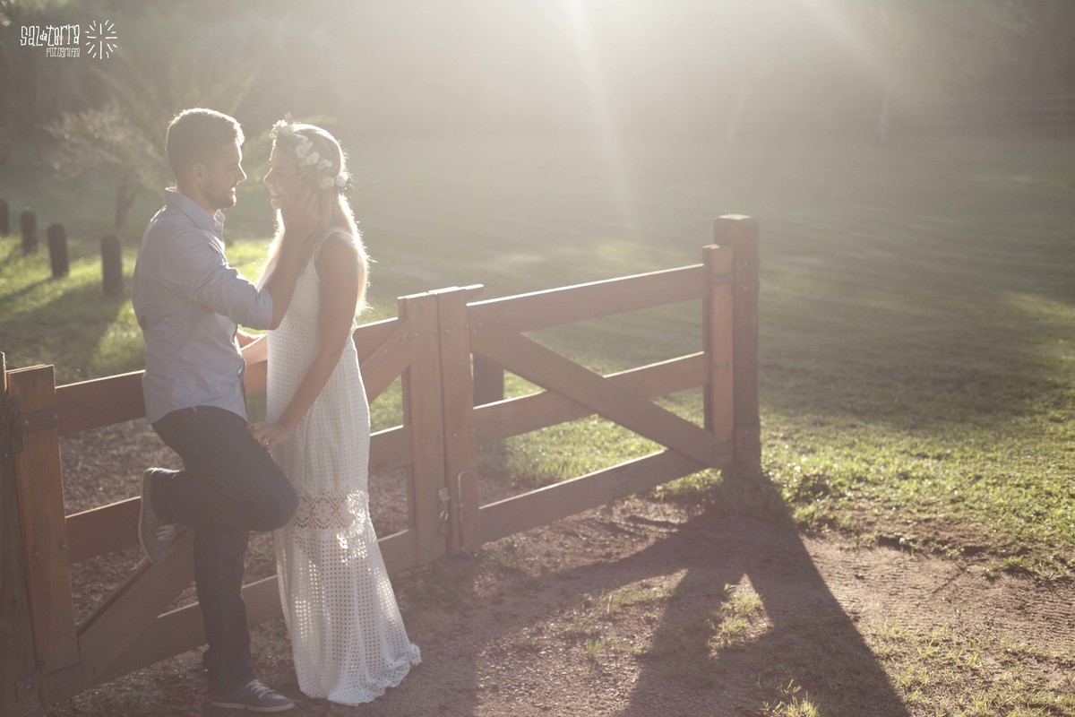 ensaio pre casamento alto da capela ao ar livre trash the dress noiva linda coroa de flores fotografo de casamento porto alegre RS E session