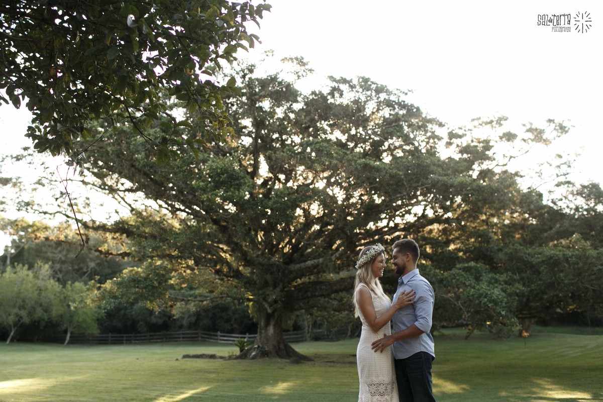ensaio pre casamento alto da capela ao ar livre trash the dress noiva linda coroa de flores fotografo de casamento porto alegre RS E session figueira para casar