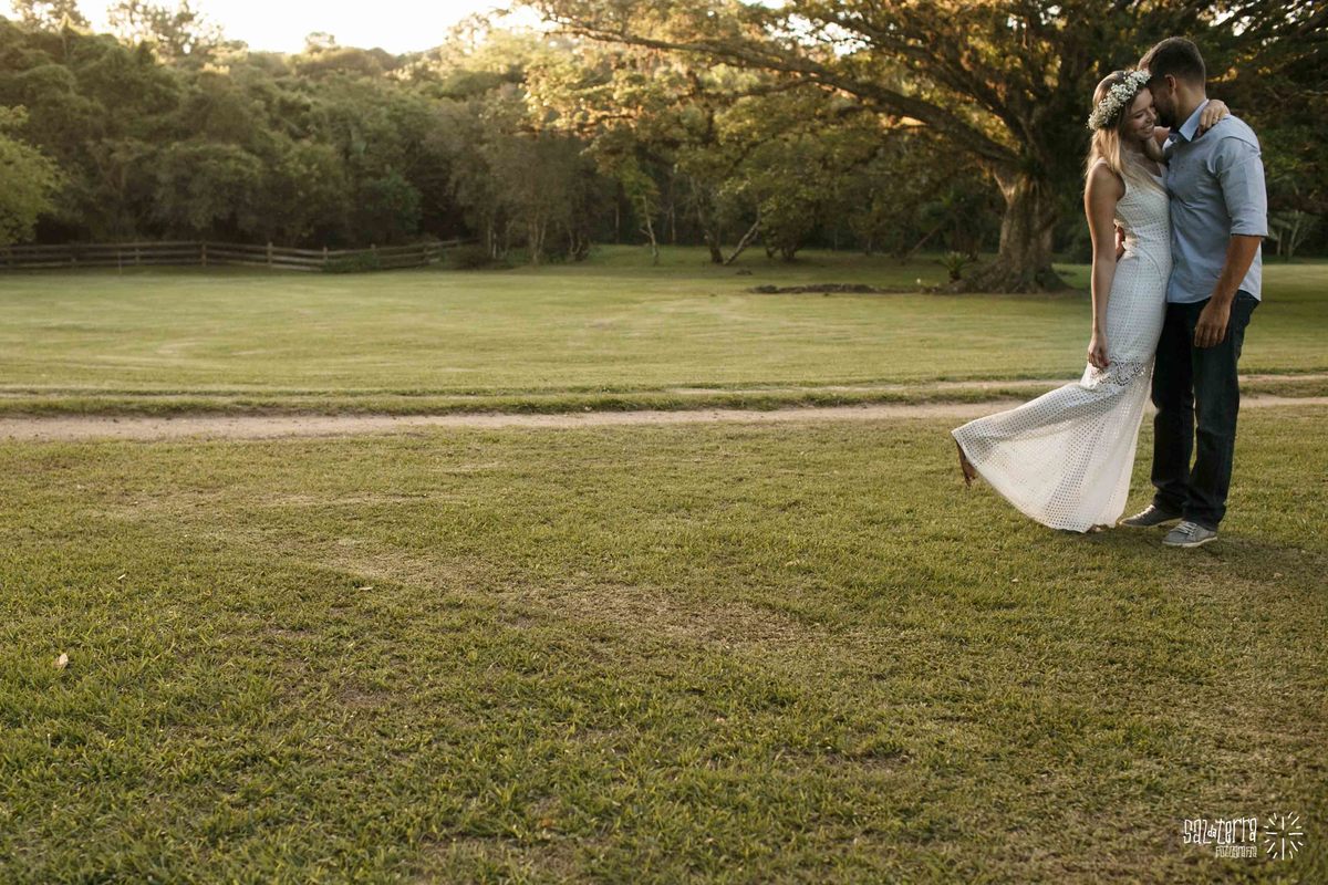 ensaio pre casamento alto da capela ao ar livre trash the dress noiva linda coroa de flores fotografo de casamento porto alegre RS E session