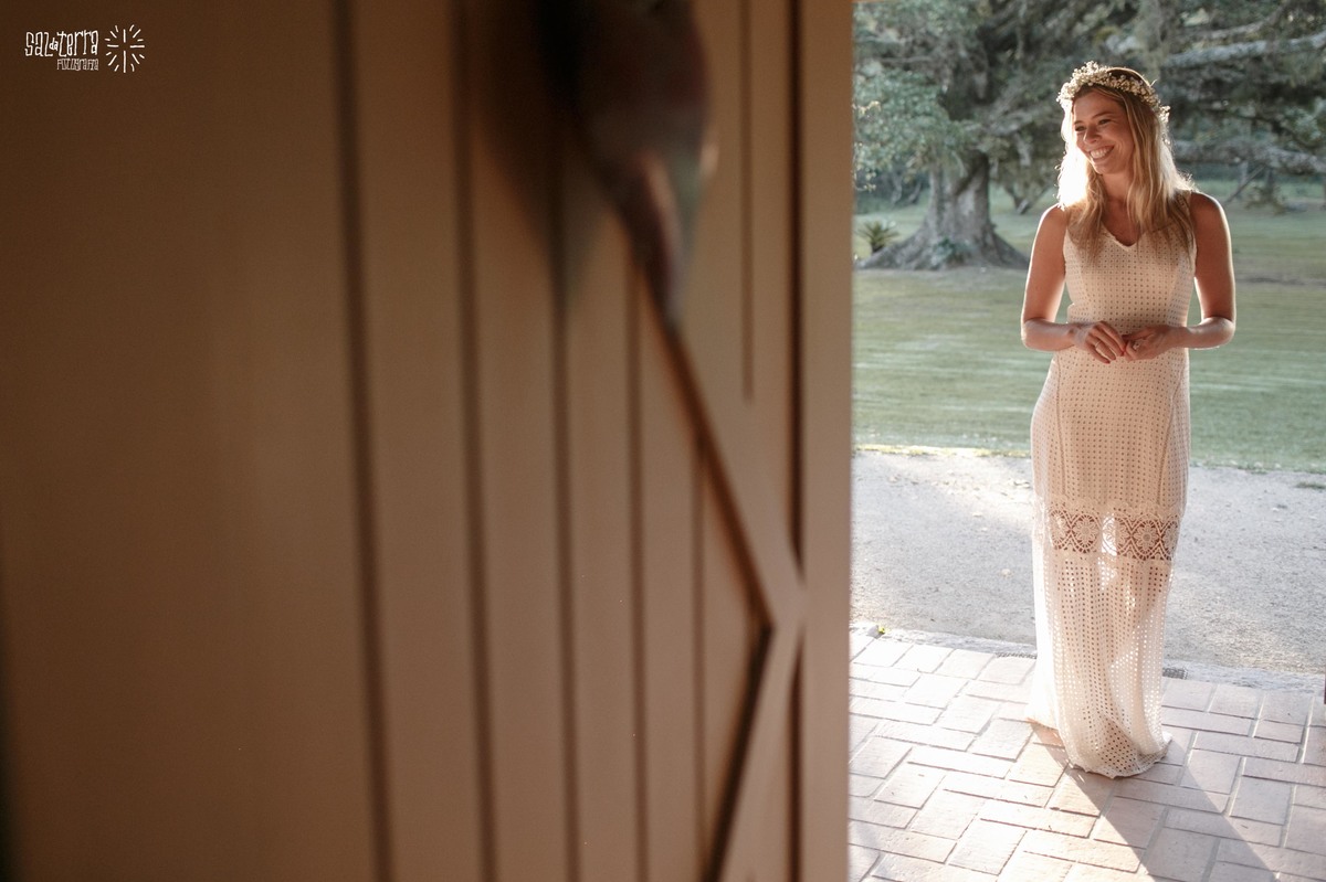 ensaio pre casamento alto da capela ao ar livre trash the dress noiva linda coroa de flores fotografo de casamento porto alegre RS E session