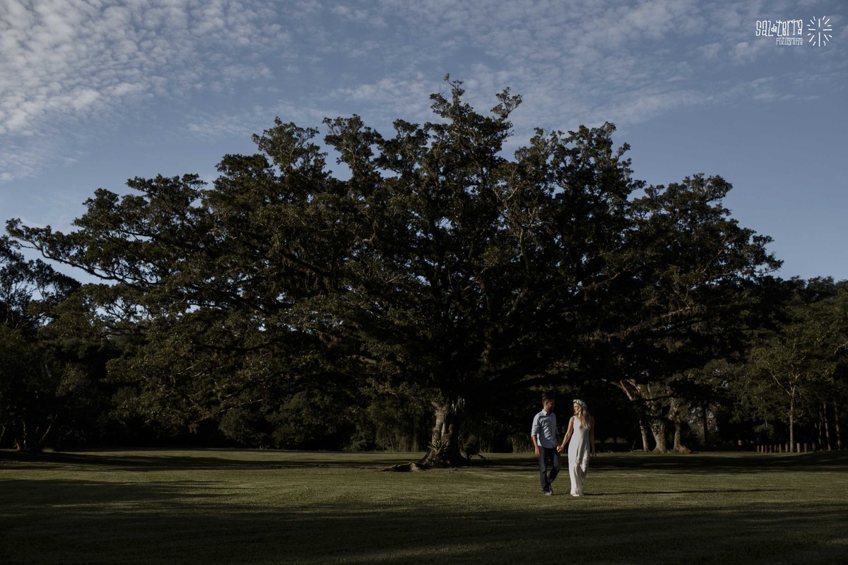 ensaio pre casamento alto da capela ao ar livre trash the dress noiva linda coroa de flores fotografo de casamento porto alegre RS E session figueira para casamentos