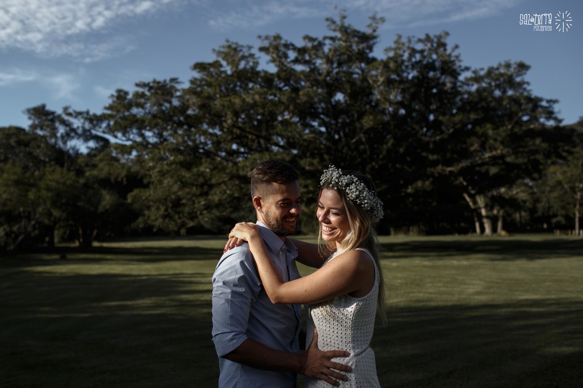 ensaio pre casamento alto da capela ao ar livre trash the dress noiva linda coroa de flores fotografo de casamento porto alegre RS E session figueira para casamentos