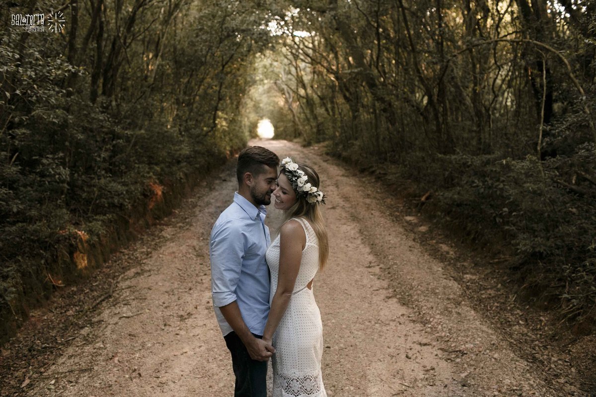 ensaio pre casamento alto da capela ao ar livre trash the dress noiva linda coroa de flores fotografo de casamento porto alegre RS E session