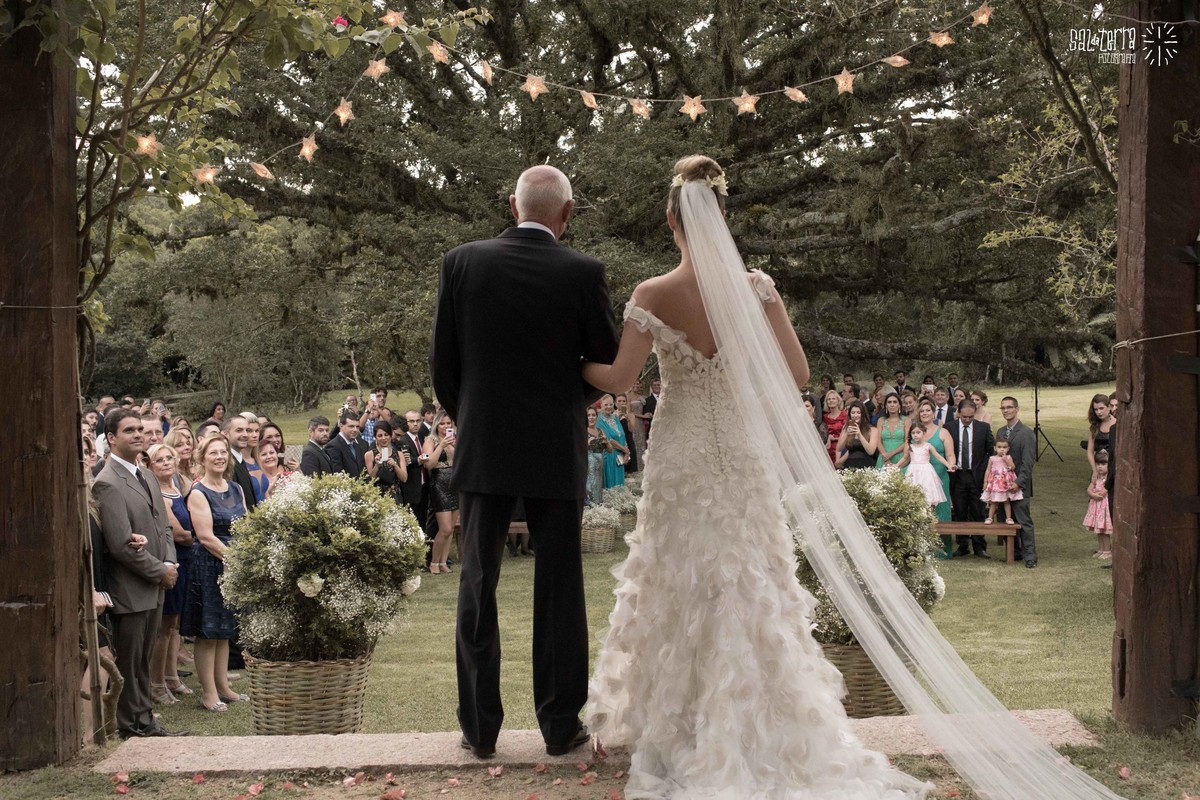 fotografo de casamento porto alegre RS entrada da noiva casamento de dia alto da capela porto alegre RS vestido MARTU cerimonialista Aline Idealize Eventos