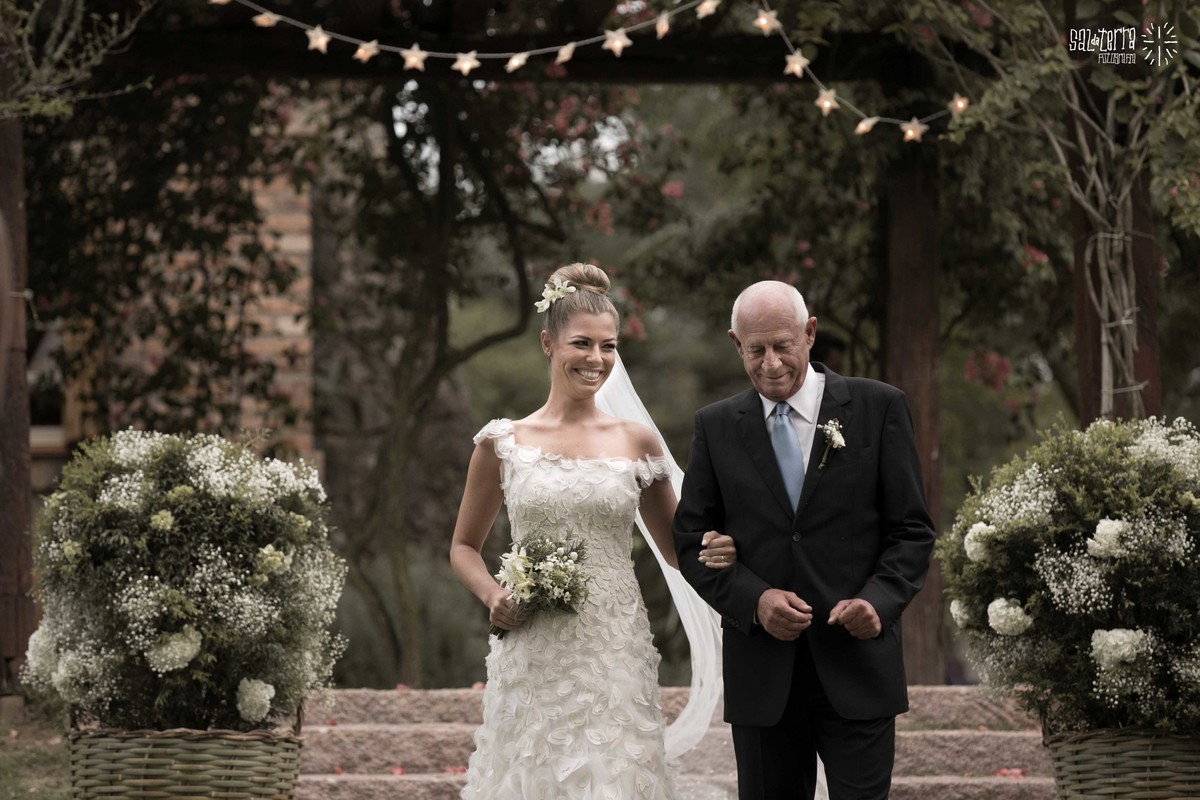 fotografo de casamento porto alegre RS entrada da noiva casamento de dia alto da capela porto alegre RS vestido MARTU cerimonialista Aline Idealize Eventos