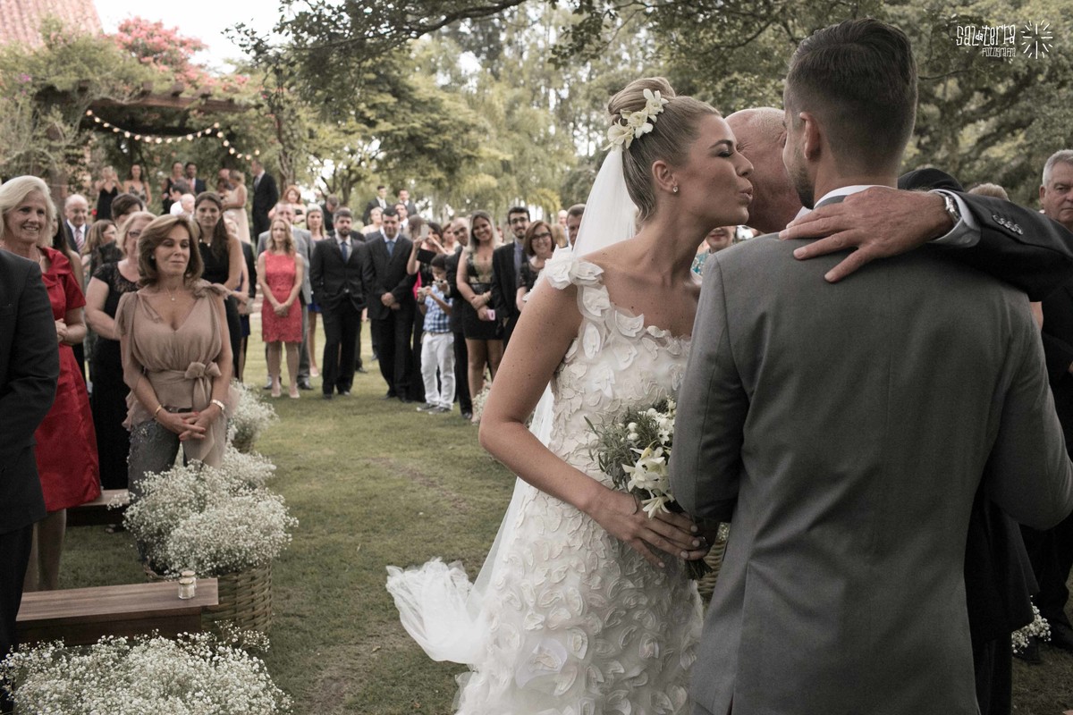 fotografo de casamento porto alegre RS entrada da noiva casamento de dia alto da capela porto alegre RS vestido MARTU cerimonialista Aline Idealize Eventos