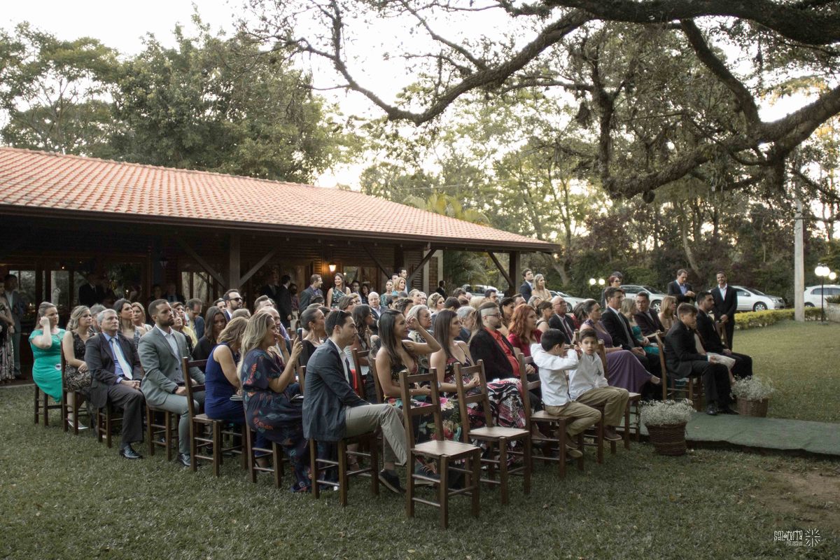 casamento ao ar livre sitio da figueira com luzinhas de dia fotografo de casamento porto alegre RS organizacao welove decoracao tais puntel vestido da noiva atelie sandra ferraz sal da terra fotografia