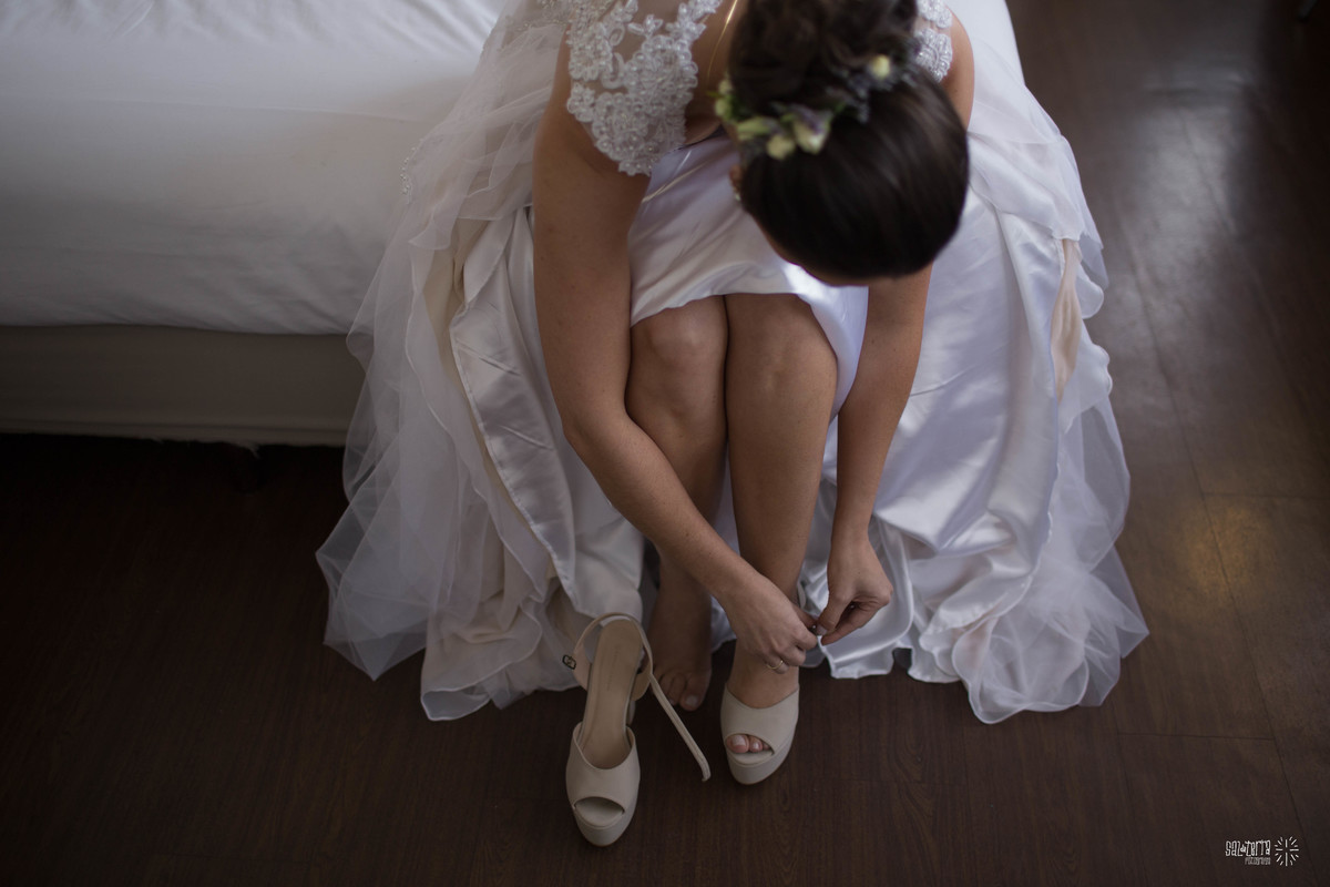 making of de noiva no hotel novotel thiago costa makeup vestido ateliê sandra ferraz bouquet amora flores fotografo de casamento porto alegre