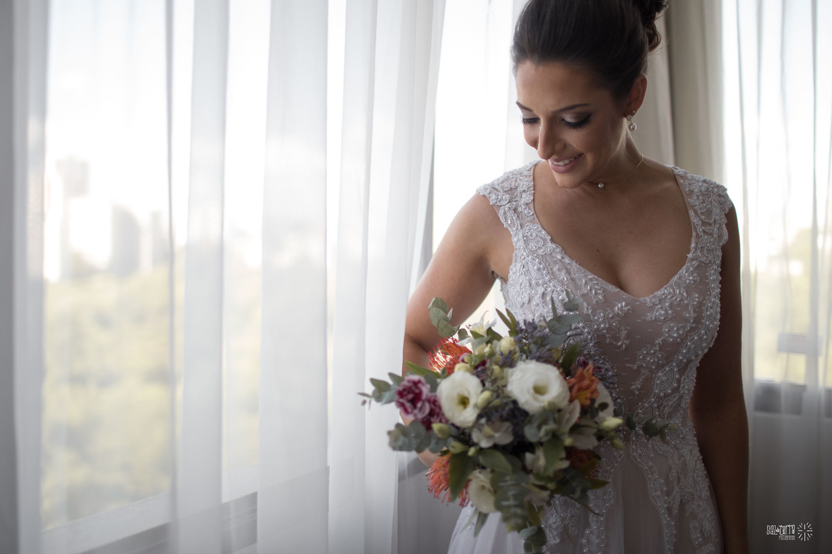 making of de noiva no hotel novotel thiago costa makeup vestido ateliê sandra ferraz bouquet amora flores fotografo de casamento porto alegre