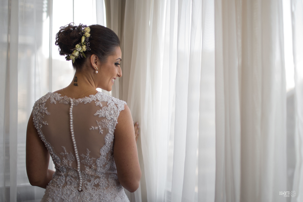making of de noiva no hotel novotel thiago costa makeup vestido ateliê sandra ferraz bouquet amora flores fotografo de casamento porto alegre