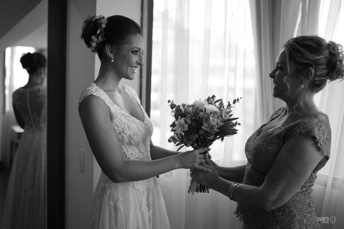 making of de noiva no hotel novotel thiago costa makeup vestido ateliê sandra ferraz bouquet amora flores fotografo de casamento porto alegre