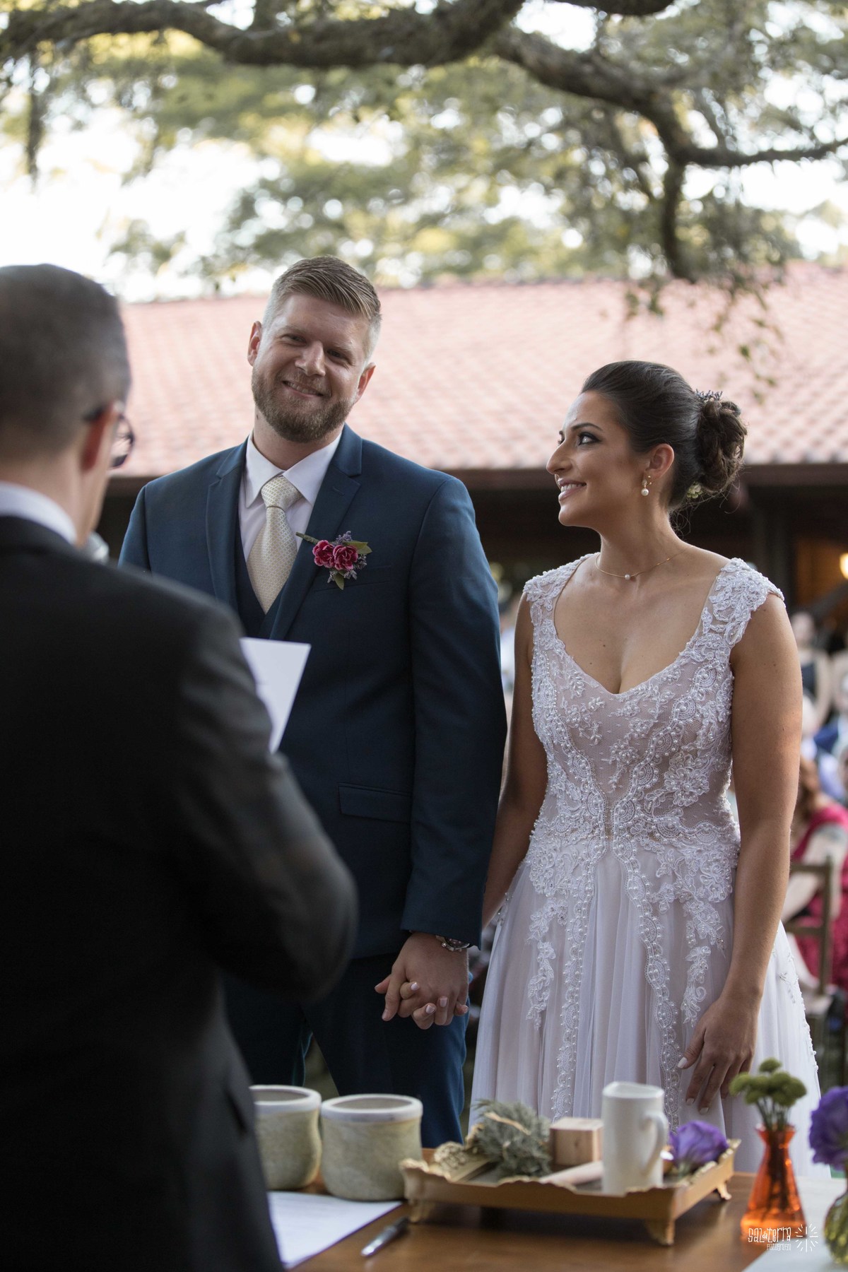 casamento ao ar livre sitio da figueira com luzinhas de dia fotografo de casamento porto alegre RS organizacao welove decoracao tais puntel vestido da noiva atelie sandra ferraz sal da terra fotografia