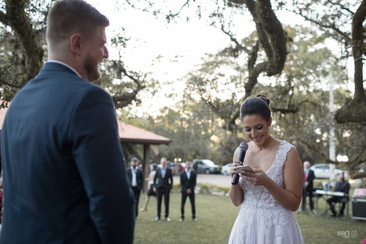 casamento ao ar livre sitio da figueira com luzinhas de dia fotografo de casamento porto alegre RS organizacao welove decoracao tais puntel vestido da noiva atelie sandra ferraz sal da terra fotografia