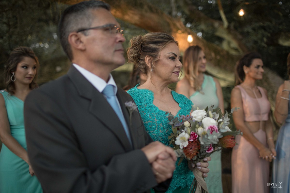 casamento ao ar livre sitio da figueira com luzinhas de dia fotografo de casamento porto alegre RS organizacao welove decoracao tais puntel vestido da noiva atelie sandra ferraz sal da terra fotografia