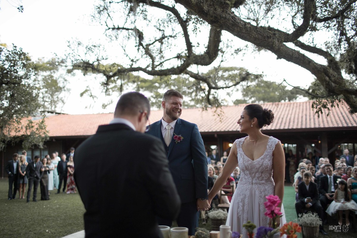 casamento ao ar livre sitio da figueira com luzinhas de dia fotografo de casamento porto alegre RS organizacao welove decoracao tais puntel vestido da noiva atelie sandra ferraz sal da terra fotografia