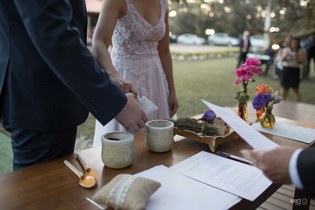 casamento ao ar livre sitio da figueira com luzinhas de dia fotografo de casamento porto alegre RS organizacao welove decoracao tais puntel vestido da noiva atelie sandra ferraz sal da terra fotografia