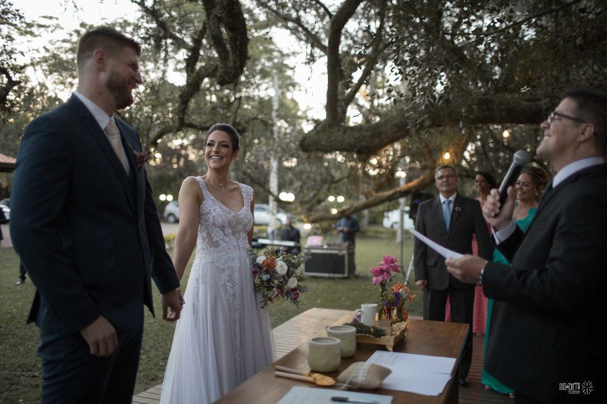 casamento ao ar livre sitio da figueira com luzinhas de dia fotografo de casamento porto alegre RS organizacao welove decoracao tais puntel vestido da noiva atelie sandra ferraz sal da terra fotografia celebrante luiz schumacher